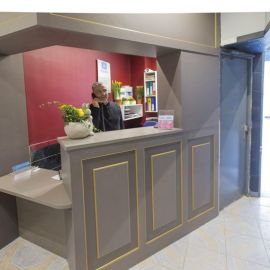 accueil hipotel belleville paris 3 bâtiments entourés d’une cour